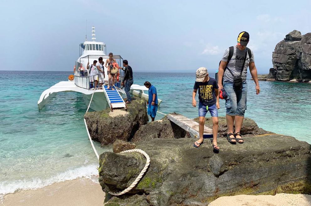 Filipinai lankytinos vietos Apo sala - atvykimas su laivu